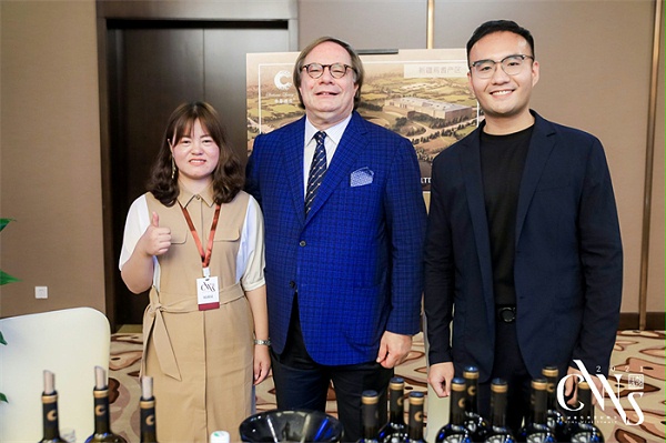 2021发现中国中菲酒庄代表团与Ian D'Agata合影