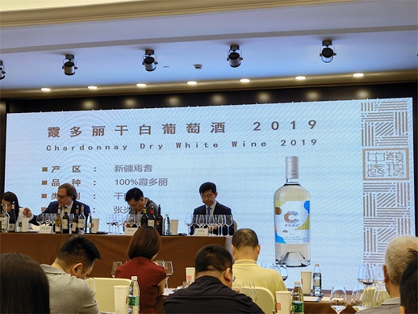 中国葡萄酒大师班，介绍中菲酒庄2019干杯干白葡萄酒