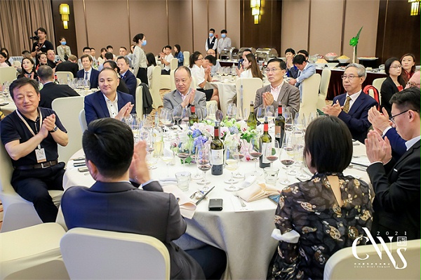 中菲酒庄代表参加2021发现中国葡萄酒峰会颁奖典礼晚宴